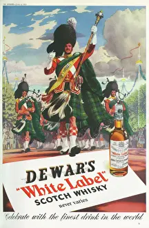 Impresiones de 'Esta publicidad para el whisky escocés Dewars White Label anima a los espectadores a celebrar la Coronación con la mejor bebida del mundo. Presenta una procesión de Royal Scots Dragoon Guards Ejército Británico Imprime: Anuncio Dewar's