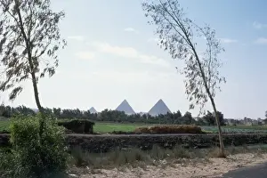 Barren Sahara Desert Scene Imprime: Distant View of Pyramids