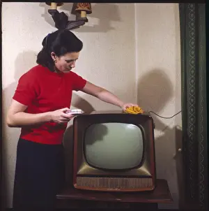 Vintage Domestic Scene Imprime: Dusting a Television