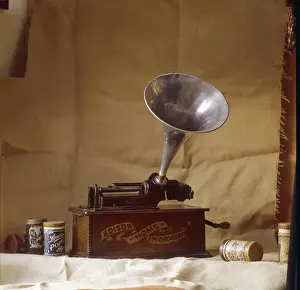 Impresiones de Un fonógrafo temprano de Edison que utiliza cilindros de cera fundida con ondas grabadas a la izquierda del instrumento E Imprime: Fonógrafo de Edison