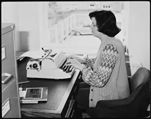 Vintage Office Equipment Imprime: Efficient Typist