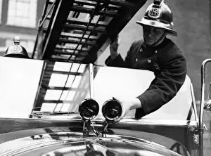 Vintage Fire Engine Imprime: Firefighter with fire engine