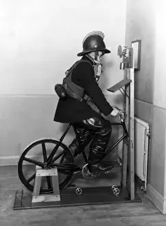 Historical Firefighting Images Imprime: Firefighter undergoing ergometer test