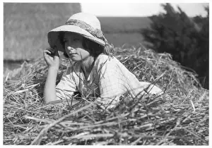 Rustic Landscape Photography Imprime: Girl Lying on Haystack