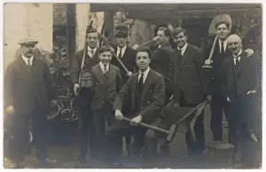 Social History Images Imprime: Group of Workmen C1910