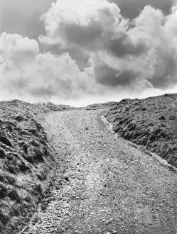 Impresiones de El paso de Hardknott, Cumbria, Inglaterra. Fecha: década de 1930 Cumberland Imprime: Puente de Hardknott