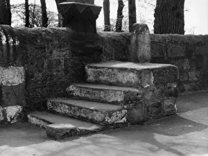 Impresiones de Las escaleras de piedra antiguas en Adel Church, Leeds, Yorkshire, Inglaterra, nos recuerdan los días en que la gente iba a la iglesia a caballo. Fecha: 1950s Leeds Imprime: Paso de Montar a Caballo