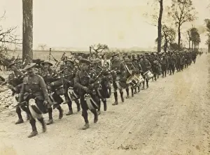 Trench Life During WW1 Imprime: Jocks being piped back after being in the trenches