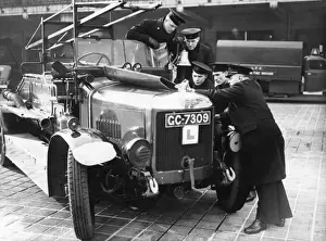 London Fire Brigade Training Imprime: LCC-LFB trainees looking at an engine