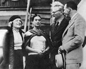 Impresiones de El líder bolchevique encuentra refugio en México. Leon Trotsky con su esposa a la izquierda de la fotografía y Señora Rivera (Frida Kahlo), esposa del artista Diego Rivera. Fecha: 30 de Enero de 1937 Diego Rivera Imprime: León Trotski en México