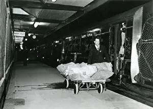 Trains In The 1970s Imprime: Loading the Mail Train