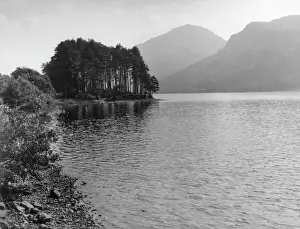 Impresiones de Las aguas serenas de loch Eck, Argyllshire, Escocia. Fecha: décadas de 1930 Sutherland Imprime: LOCH ECK