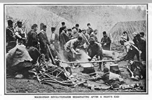 Impresiones de Los revolucionarios macedonios tienen otra oportunidad de arrojar la rúbrica del dominio turco: estos rebeldes desayunan después una noche de saqueo Macedonia Imprime: Rebeldes macedonios