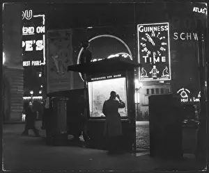Piccadilly Circus At Night Imprime: Man Studying Map