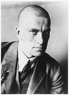 Impresiones de Vladimir Mayakovsky - Poeta ruso y defensor del partido comunista en Rusia. Esta fotografía tiene fecha de 1927 Rusia Imprime: Mayakovsky (Sentado)