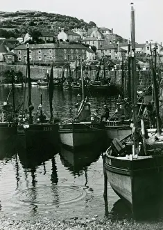 Impresiones de Barcos de pesca en el puerto del Mousehole, Cornualles Fecha: 1929 Ratonera Imprime: El agujero de ratón, Cornualles