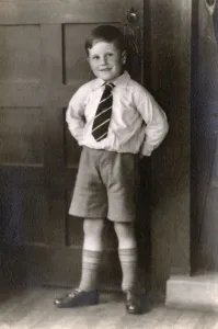 Niño en traje de escuela, circunstancia de los años veinte
