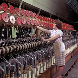 Historical Textile Industry Imprime: Operating a wool-winding machine