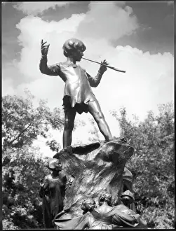 Impresiones de El monumento al Peter Pan se erigió el día 1 de mayo de 1912 en los Jardines de Kensington y fue escultado por George Frampton. En la historia, Peter Pan entró a Londres junto al lago serpenteante Estatuas Famosas Imprime: Estatua de Peter Pan