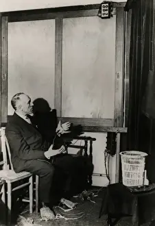 Harry Price Investigation Imprime: A portion of the electrical device for controlling mediums
