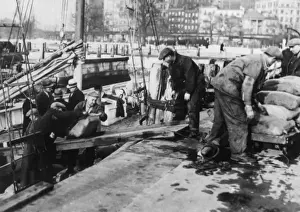 Prohibition Era Imprime: Prohibition Raid