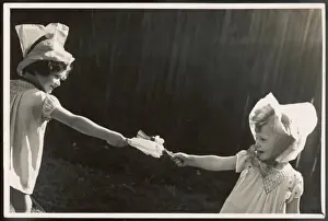 Childhood Christmas Memories Imprime: Pulling a Cracker / 1930S