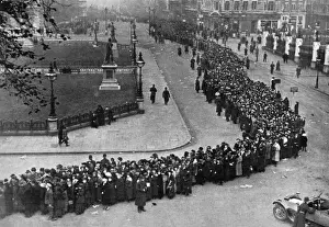Westminster Abbey Ceremony Imprime: Queue for Tomb of the Unknown Warrior, 1920