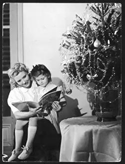 Childhood Christmas Memories Imprime: Reading under C mas Tree