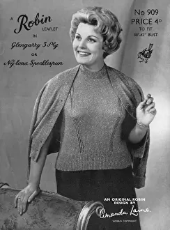 Female Model Posing Imprime: Robin knitting pattern for a twin set