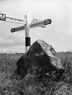 Impresiones de La Piedra Rodante, en Putts Corner, Gittisham, Devon, Inglaterra. La leyenda local dice que en una luna llena la piedra rueda hacia el Río Sid para lavar la sangre de sacrificio Gittisham Imprime: La Piedra Rodante