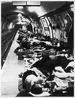 Elephant And Castle History Imprime: Sheltering on Platform