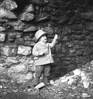 Ralph Ponsonby Watts Photographer Imprime: Small boy in front of a wall