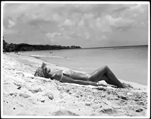 Woman In Bikini Imprime: Sunbathing on Sand