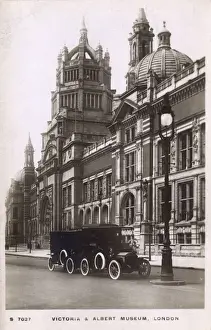 Kensington High Street History Imprime: Taxis outside Victoria & Albert Museum, Kensington, London