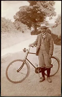 Impresiones de Thomas Hardy escritor y ciclista en su casa de Max Gate principios de la década de 1920 H Imprime: Hardy Thomas