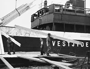 Descargando un barco de madera