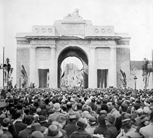 Impresiones de Revelación del monumento de la Memoria de la Puerta de Menen conmemorando a los soldados británicos que murieron luchando en Ypres durante Primera Guerra Mundial, Fecha: 1927 Bélgica Imprime: Desvelación de la Puerta del Ménino