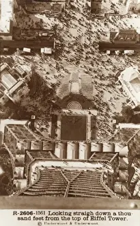 French Monument Photography Imprime: View down from the top of the Eiffel Tower