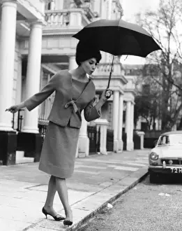 Young Woman With Umbrella Imprime: Watch your Step