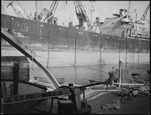 King George V Dock Imprime: Working in Hull Docks