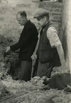 Paranormal Investigation History Imprime: Workmen digging in the cellar of Borley Rectory