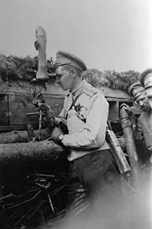 Campo De Batalla Imprime: La Primera Guerra Mundial - Oficial ruso utilizando un periscopio.