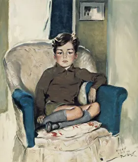 Impresiones de Un joven niño con pantalones cortos y medias de pierna largas grisáceas tomado en una silla grande en el año 1944; es hijo del artista, Nicky. Fecha: 1944 Hermanos Wright Imprime: Niño joven por David Wright