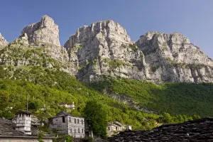 Greek Countryside Landscape Imprime: The dramatic limestone cliffs of Astraka mountain