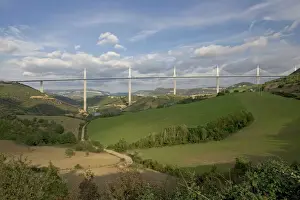 El puente viaducto que cruza el valle del río Tarn en Francia meridional. A una altura de 336 metros, la pasarela cable-sostenida Viaduc de Millau es la ponte más alto del mundo y tiene un largo total de 2,5 km