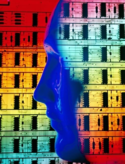 Imágenes de 1990: Composición abstracta de la cabeza humana y el tablero del ordenador