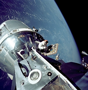 Space Exploration History Imprime: Apollo 9 docked command module in orbit C014 / 4702