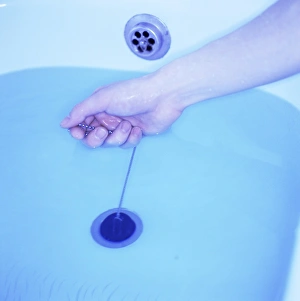 Bathroom Hygiene Habits Imprime: Bath plug being pulled