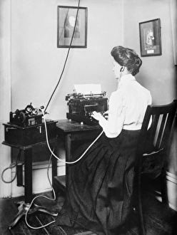 Alexander Graham Bell Invention Imprime: Blind stenographer using dictaphone, 1911 C017 / 7865