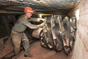 Tunnel Boring Machine Imprime: Boring machine in a potash mine